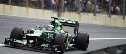 En grön Formula 1-bil kör nerför banan. (AI text)