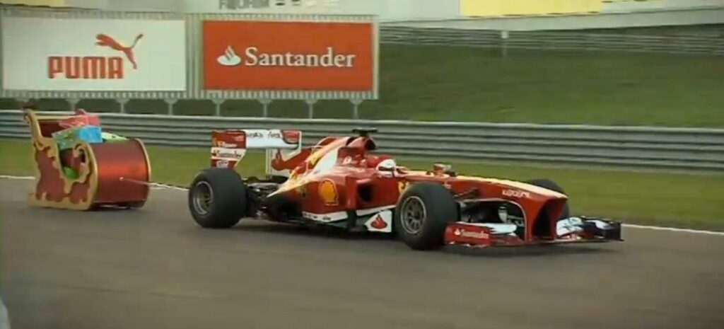 En Ferrari F1-bil kör nedför en bana. (AI text)