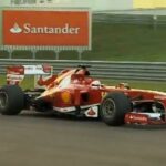 En Ferrari F1-bil kör nedför en bana. (AI text)