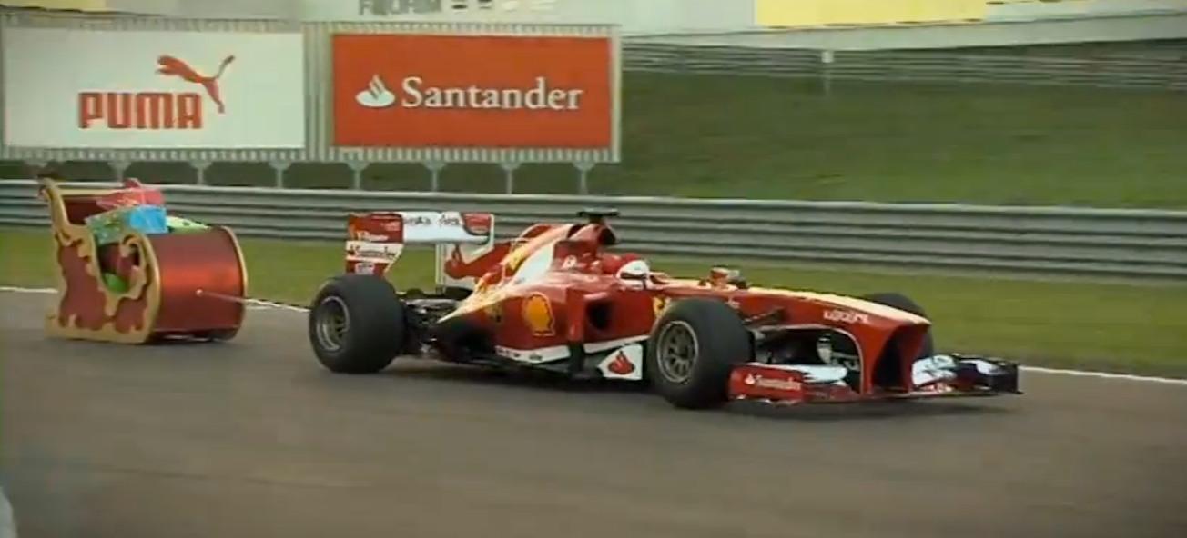 En Ferrari F1-bil kör nedför en bana. (AI text)