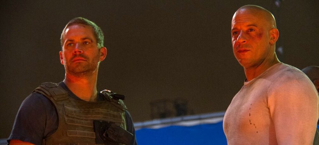 En grupp personer står framför en bil. (AI text)