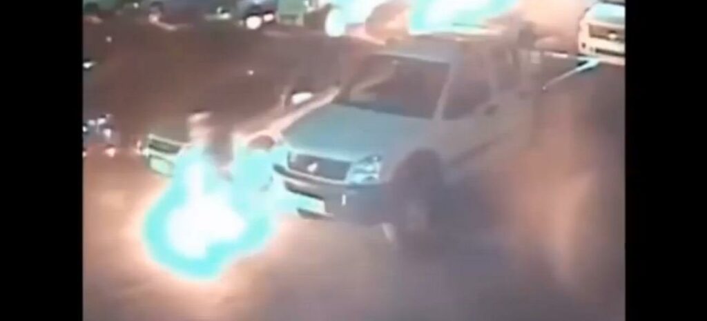 En bil körs nerför gatan. (AI text)