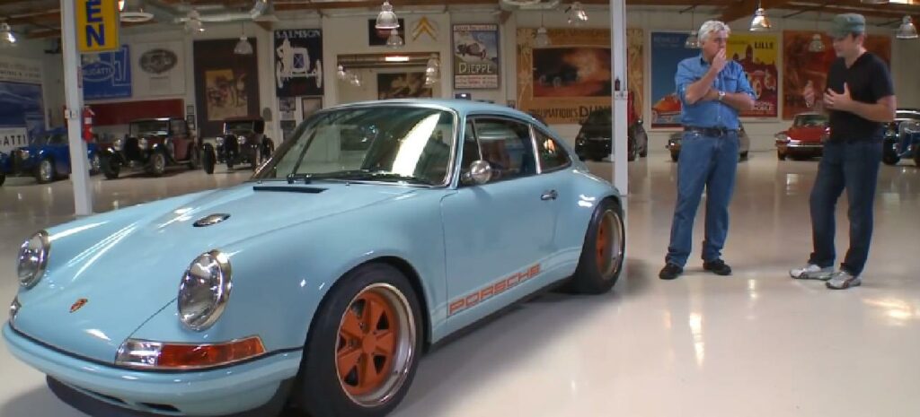 En Porsche 911 GTS i en garage. (AI text)