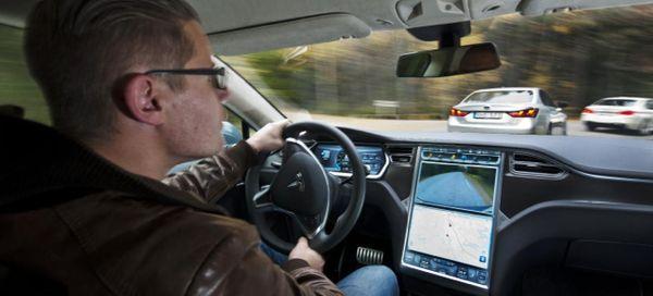 En man kör en bil. (AI text)