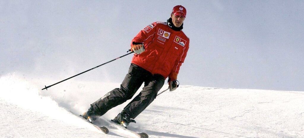 En man skidar nedför en snöig backe. (AI text)