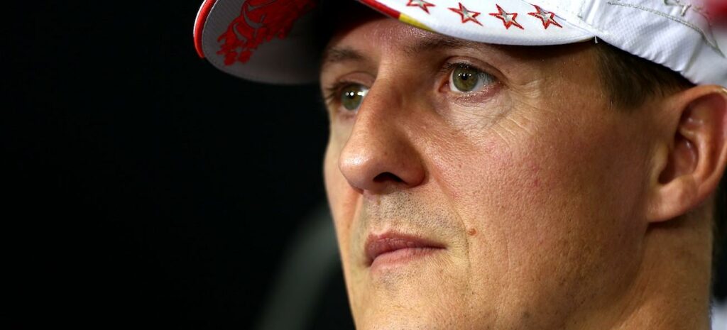 En racerkörare med en röd hatt. (AI text)