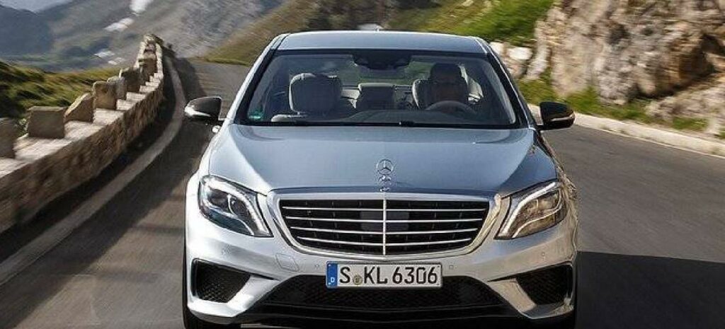 En Mercedes-Benz S-class kör på en bergsväg. (AI text)