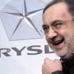En man leder ett leende mot en Chrysler-logotyp. (AI text)