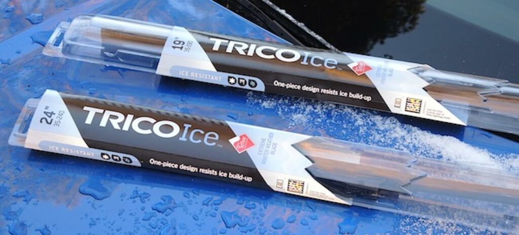 Bilar är utrustade med två vindschermätare för att rena vindrutan. (AI text)