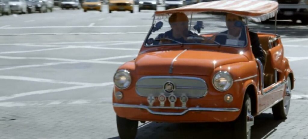 En man kör en liten bil. (AI text)