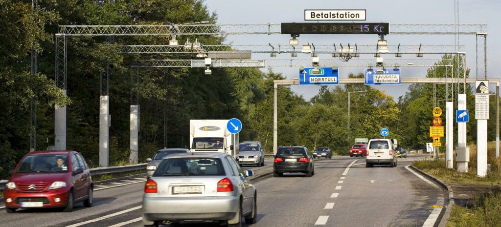 En bil kör längs en motorväg. (AI text)