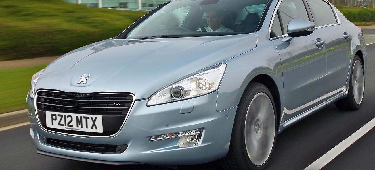 En bil kör ner en väg. (AI text)