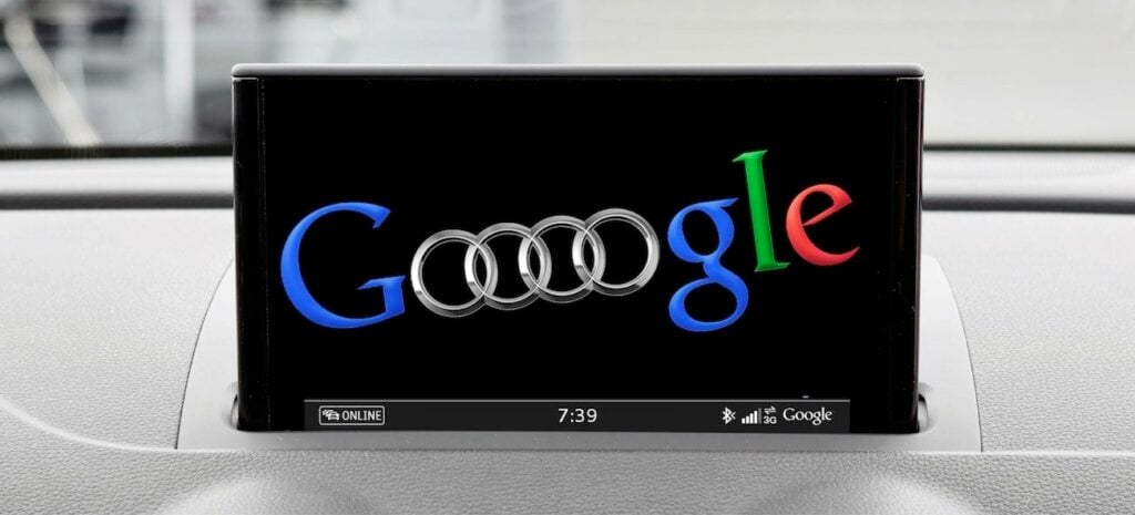 Google-logotyp på förarplatsens instrumentbräda i en bil (AI text)