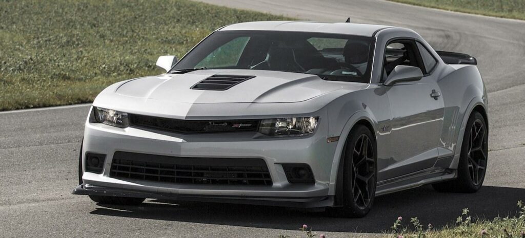 Chevrolet Camaro SS körer nedför en krökig väg. (AI text)