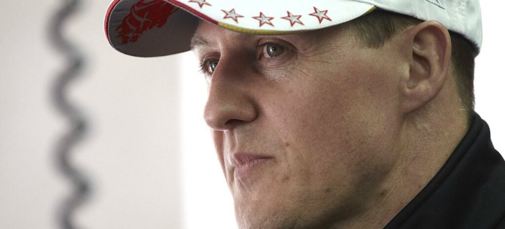 En man i hatt och jacka. (AI text)