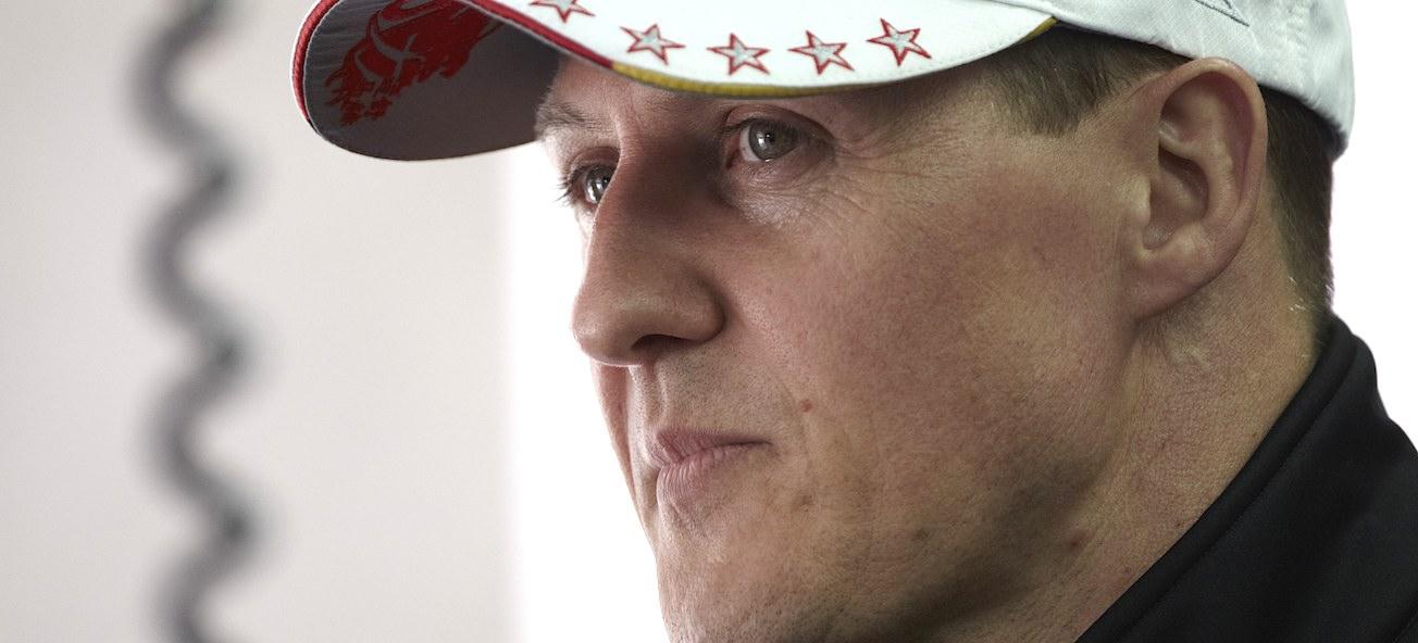 En man i hatt och jacka. (AI text)