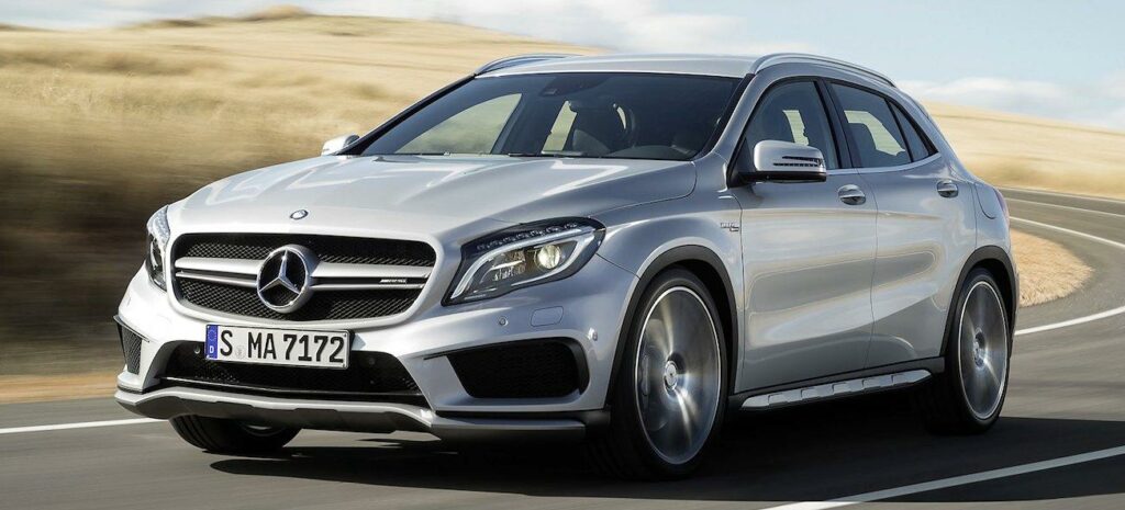 Mercedes-Benz GLA kör längs en landsväg. (AI text)