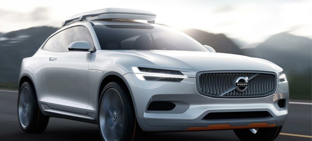 Volvo XC90-fordonet kör längs vägen. (AI text)