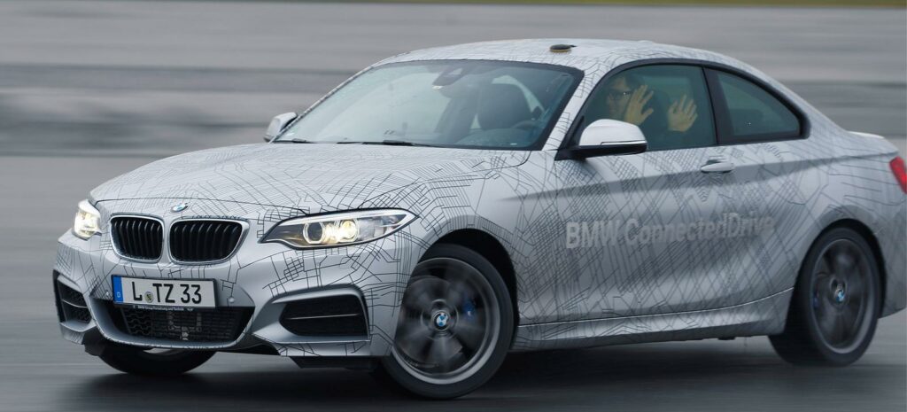 BMW M2-serien kör på en bana. (AI text)