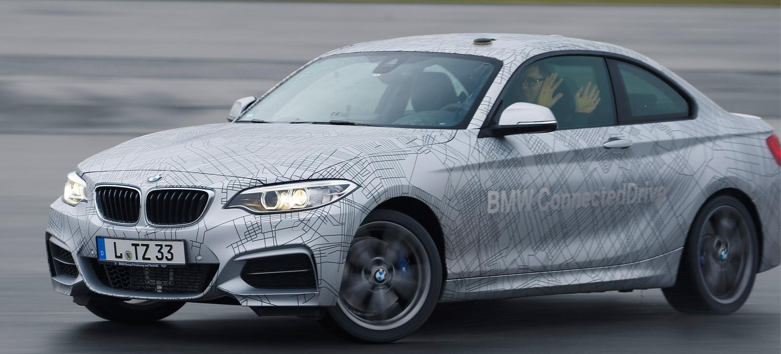 BMW M2-serien kör på en bana. (AI text)