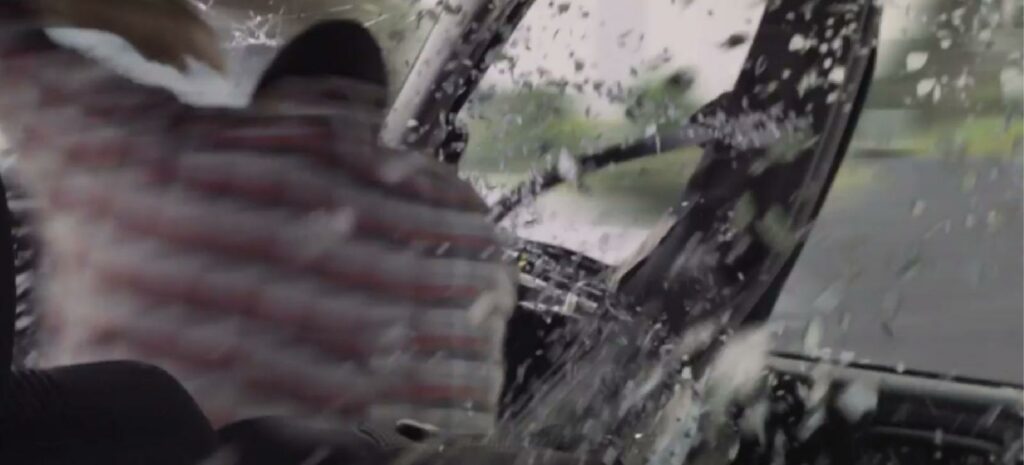 En man tvättar sin bilens vindruta. (AI text)