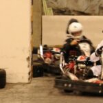 En racerbil tävlar på en bana. (AI text)