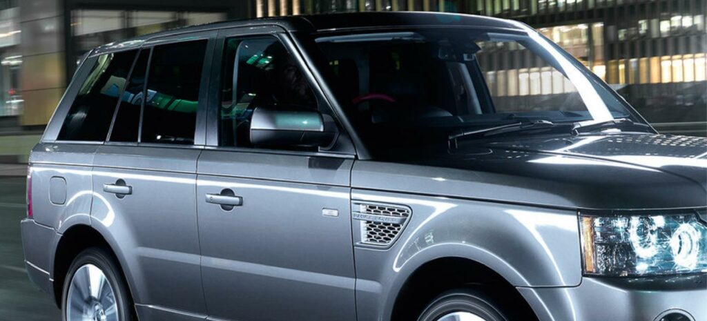 En Range Rover parkerad i en garageplats (AI text)