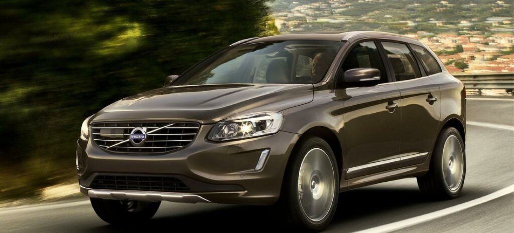 En Volvo XC90 kör längs en väg. (AI text)