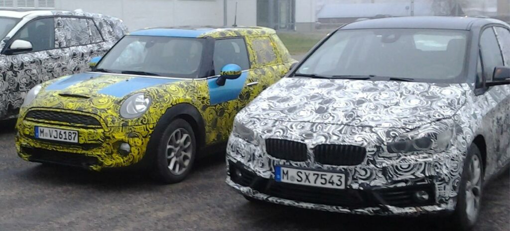 En grupp små bilar parkerade i en parkeringsplats (AI text)