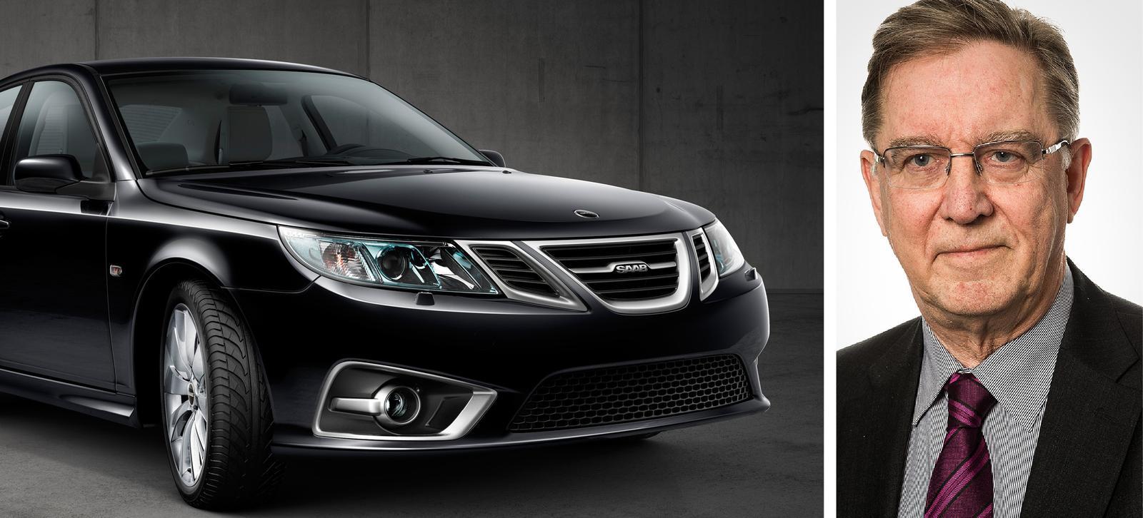 En man i kostym och slips står bredvid en bil. (AI text)