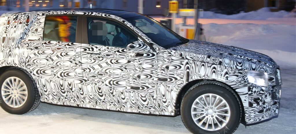 Mercedes-Benz GLS SUV ses köra i snön. (AI text)