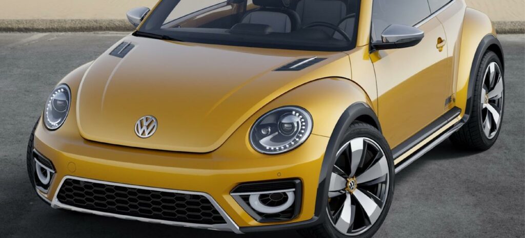 Volkswagenbilen står parkerad framför ett byggnad. (AI text)