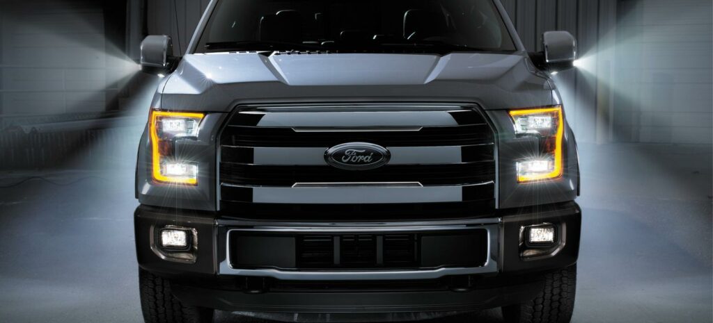 Ford F-150 parkerad i garagen (AI text)