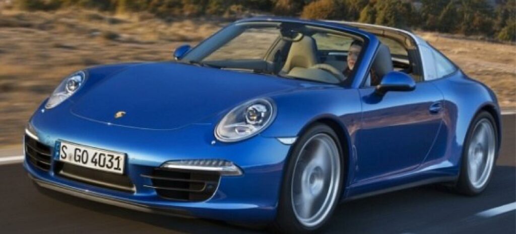 Porsche 911 Targa S kör längs vägen. (AI text)