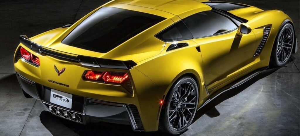 En gul Chevrolet Corvette Stingray parkerad i en mörk garage. (AI text)