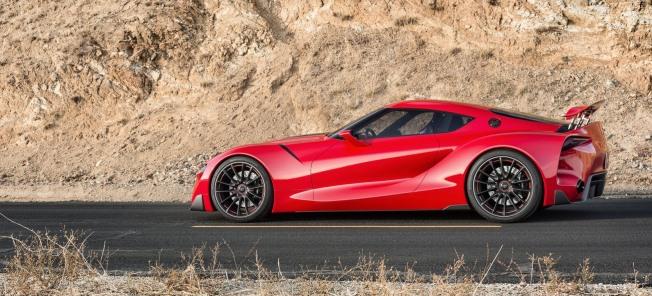 Toyota Supra GT-R parkerad på en ökenväg (AI text)