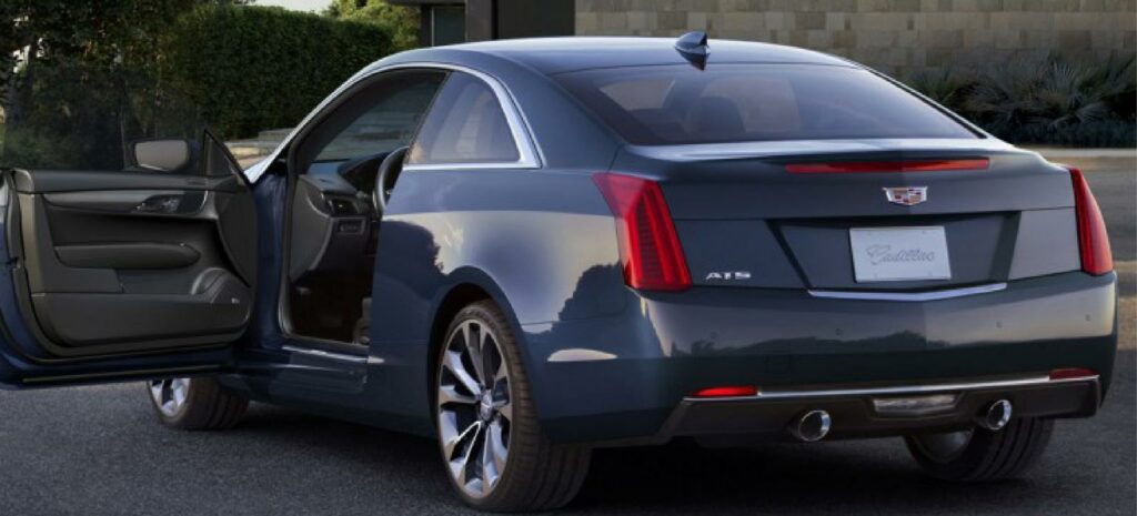 Cadillacen ATS parkerad framför ett hus. (AI text)