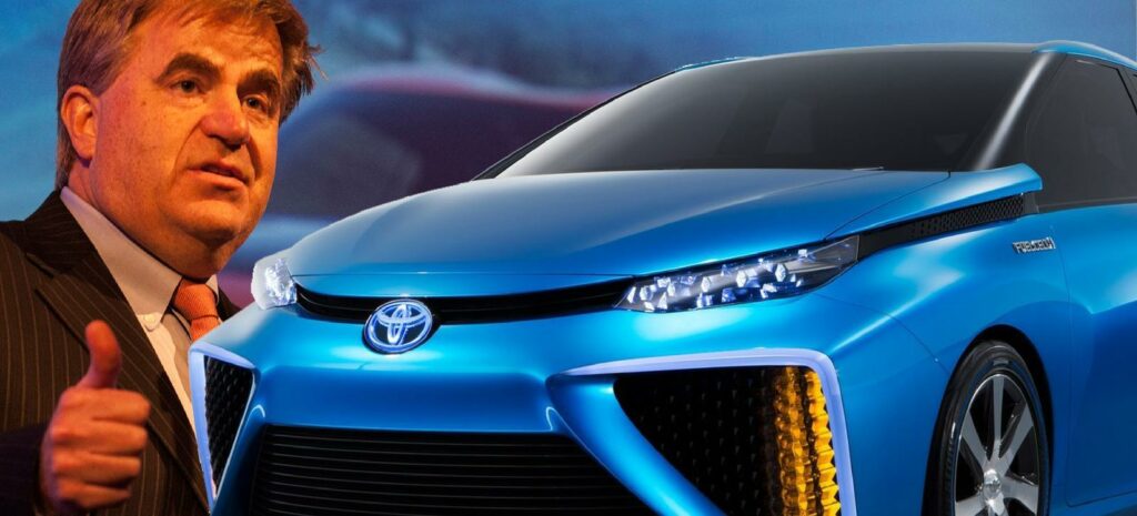 En Toyotalimousine Prius hybrid med person i bakgrunden. (AI text)