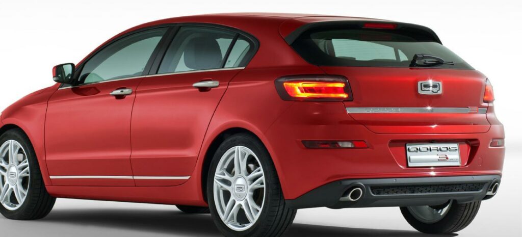 En röd Fiat Azzurro står stilla. (AI text)