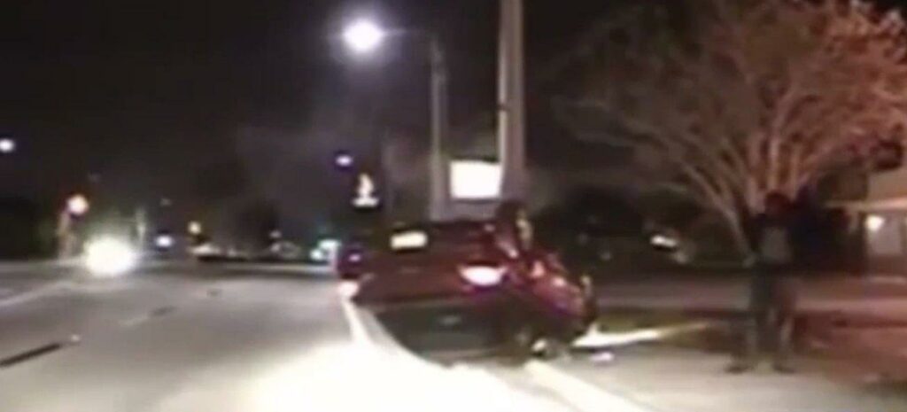 En bil står parkerad vid vägkanten. (AI text)