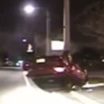 En bil står parkerad vid vägkanten. (AI text)