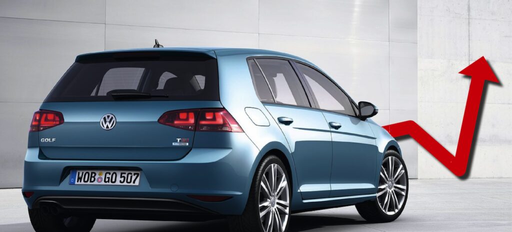 En Volkswagen Golf parkerad framför ett byggnad. (AI text)