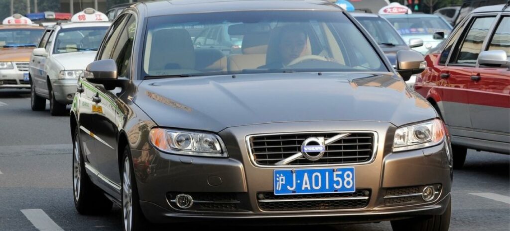 Trafikstockning på en livlig gata i Peking. (AI text)