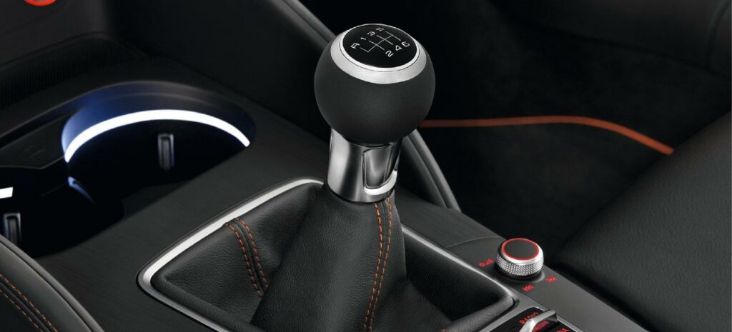 En bilinteriör med växelspak. (AI text)