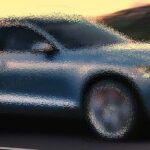 En Volvo-jeep kör nerför en väg. (AI text)