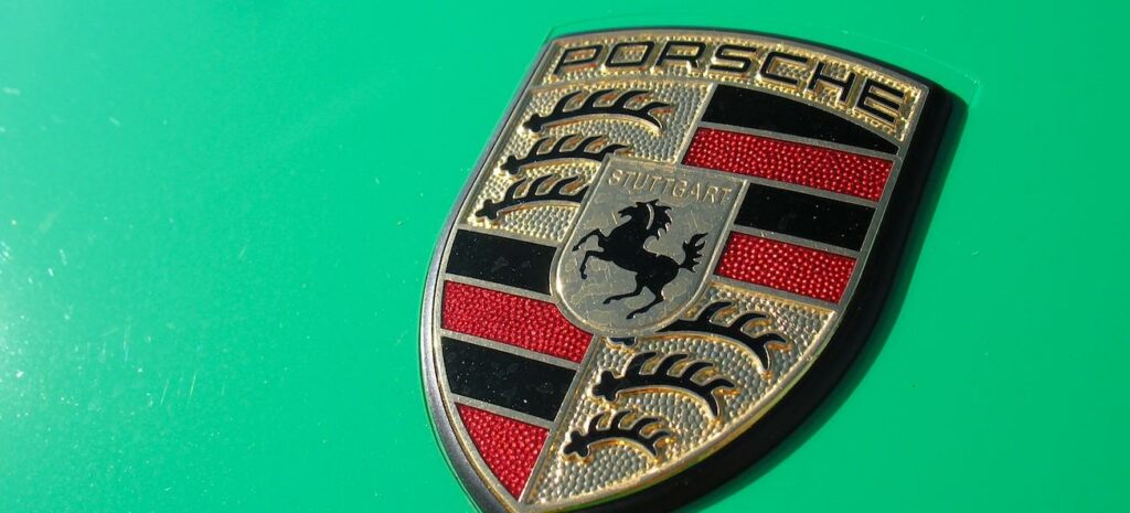 En Porsche-logga på en grön bil. (AI text)