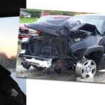 En man står bredvid en bil som har skadats i en krock. (AI text)