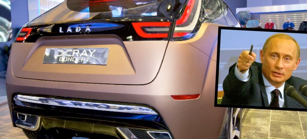 En bil med en man i kostym och en kvinna i kostym. (AI text)