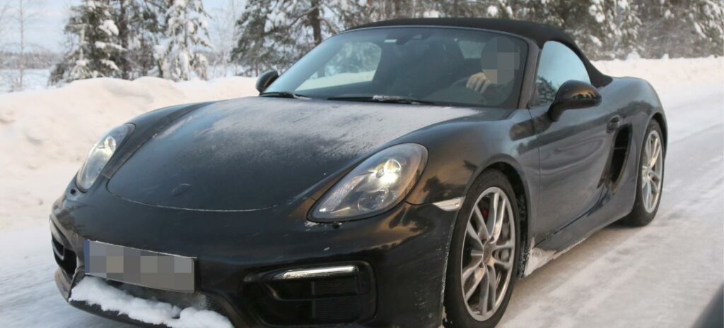 En Porsche Boxster upptäcktes i snön. (AI text)