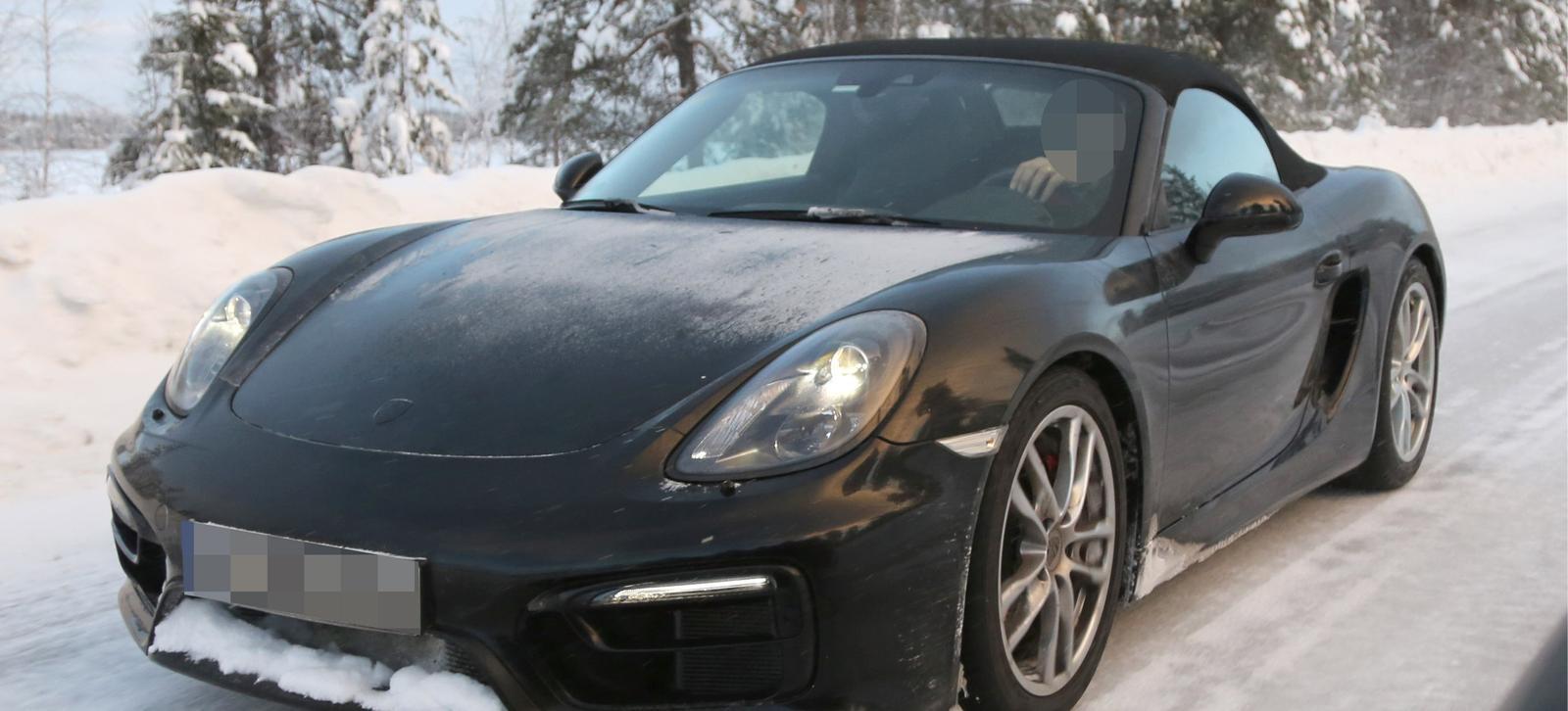 En Porsche Boxster upptäcktes i snön. (AI text)